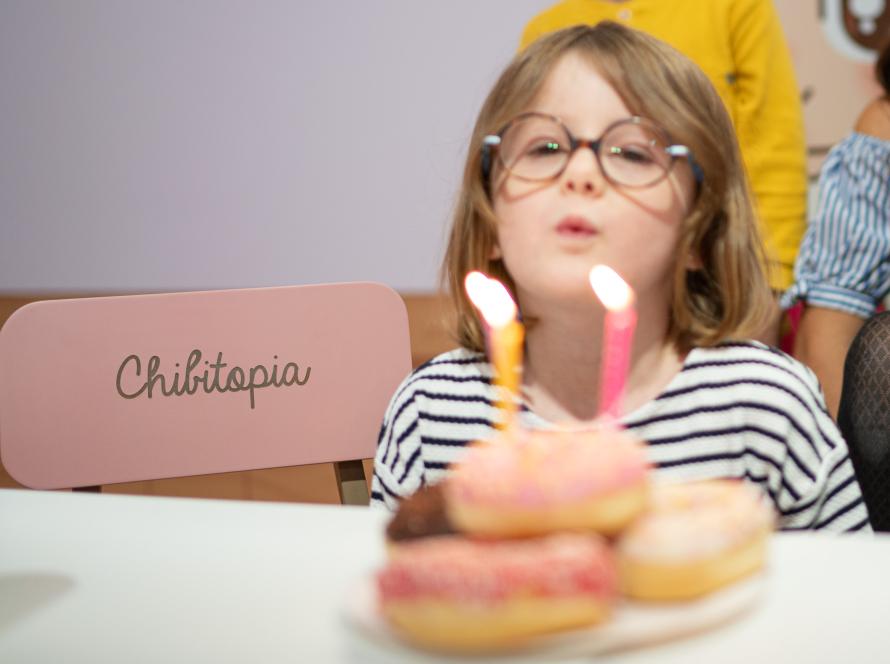 anniversaire enfant 5 ans strasbourg qui souffle ses bougie chez chibitopia parc indoor