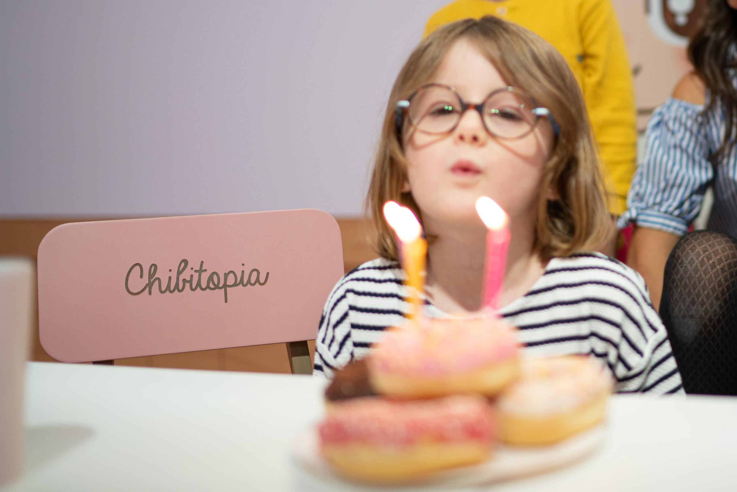 anniversaire enfant 5 ans strasbourg qui souffle ses bougie chez chibitopia parc indoor
