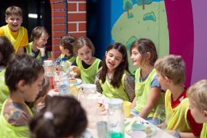 Enfants qui s’amusent ensemble pour un anniversaire au parc Chibitopia