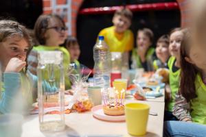 Enfants qui partagent un goûter d’anniversaire dans un espace dédié
