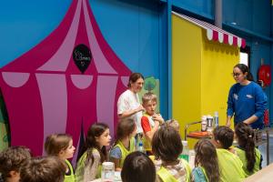 Moment convivial entre enfants pendant un anniversaire à Strasbourg