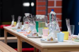 Table de goûter d’anniversaire enfant avec boissons et friandises