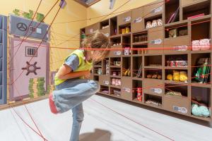 Enfant dans le coffre de la banque chez Chibitopia