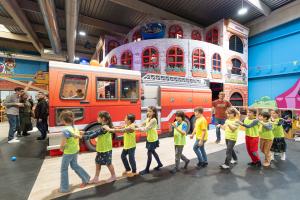Groupe d’enfants en train de célébrer un anniversaire dans un parc indoor à Strasbourg